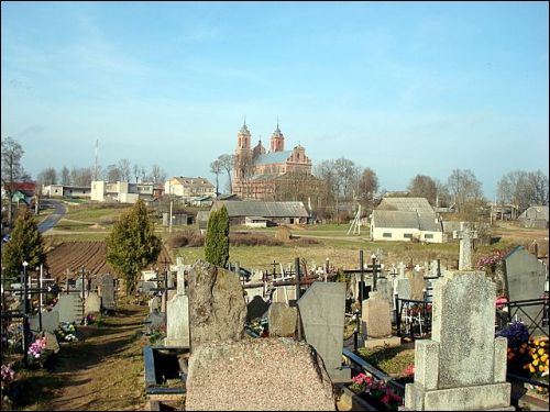  - Часовня-усыпальница Кобылинских. Кладбище у часовни(вдали костёл)