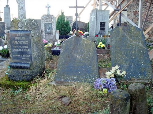  - Часовня-усыпальница Кобылинских. Старые памятники на кладбище