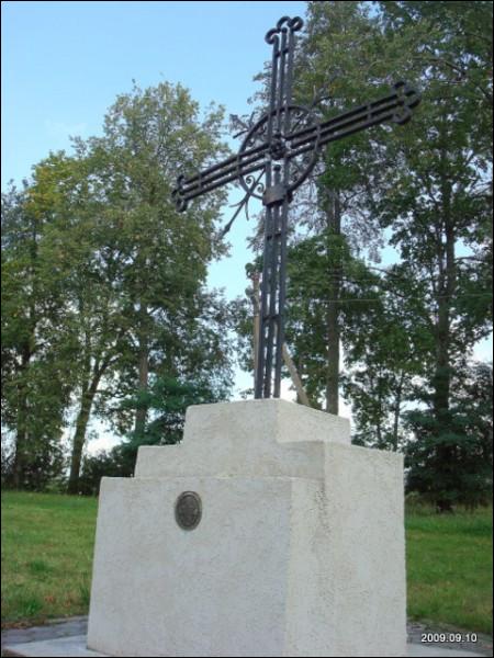  - Костёл Святых Апостолов Петра и Павла. Памятник возле костёла