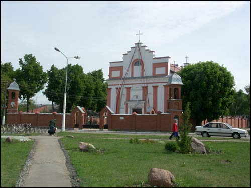  - Kościół Podwyższenia Krzyża Świętego. Fasada główna i otoczenie kościoła