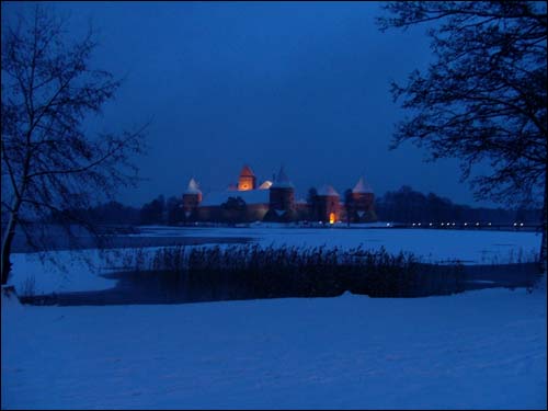  -  Новый замок. Замок в Тракаях вечером