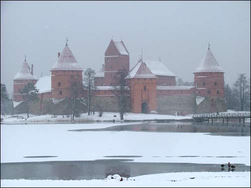  -  Новый замок. Замок в Тракаях зимой