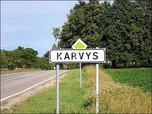 Знак перад уездам у вёску Корве (Карвы). Краявіды