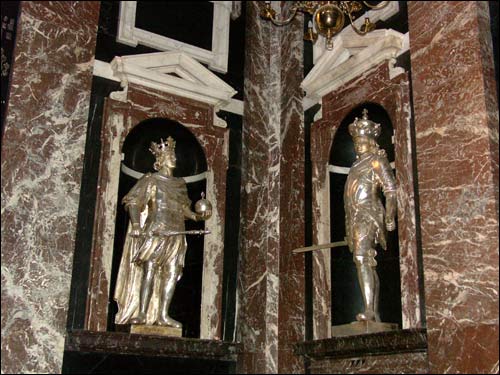 St. Casimir's chapel. Statues of the Grand Dukes of Lithuania and Polish kings Vilnius. Catholic church Cathedral