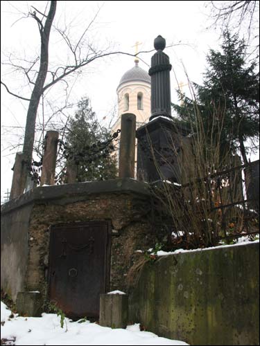  - Cmentarz na Lipówce (Eufrozynski). Zagłębiona krypta grobowa Mikołaja Brzeskiego (1860-1910), doktora prawa finansowego