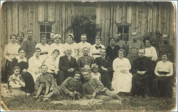  -     . Pińsk.1914r.Szpital.I Wojna Światowa.Z lewej strony,na trawie siedzi moja Ciocia 16-letnia wówczas , Trzymana przez siedzącą jej Ciocię,Helenka Nowotna.