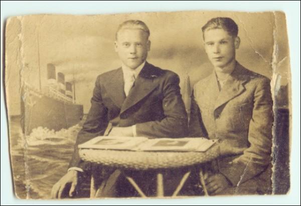  -     . Pińsk.1932r,Mój Ojciec Piotr w wieku 18 lat ze swym Przyjacielem Naumienko.