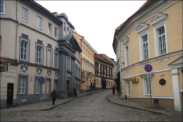  - Pałac Góreckich. Pałac Góreckich (po lewej stronie ulicy) (12/2006)
