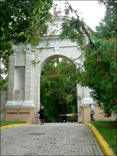 Pałac Sapiehów w Wilnie; brama wjazdowa zachodnia, widok od ulicy. Fot. 09 2007 r. Wilno. Pałac Sapiehów