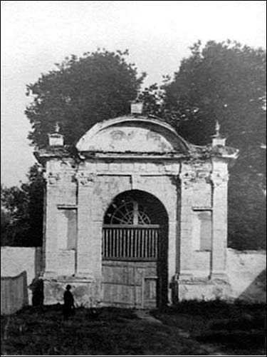 Brama zachodnia pałacu na fotografii S. Fleury, 1899 r. Wilno. Pałac Sapiehów