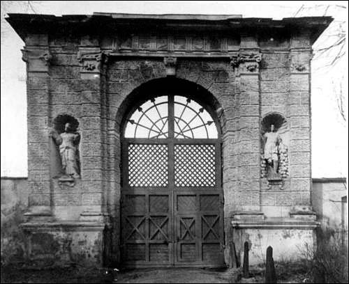 Brama zachodnia, widok od strony pałacu. Zdjęcie Jana Bułhaka z 1912 r. Wilno. Pałac Sapiehów