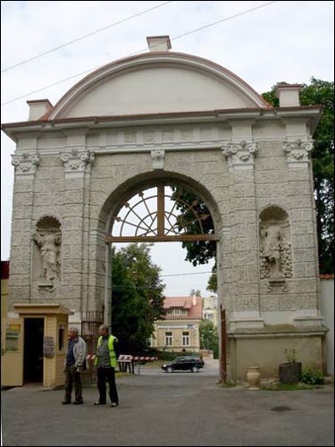 Brama zachodnia pałacu, widok z parku. Fot. 09 2007 r. Wilno. Pałac Sapiehów