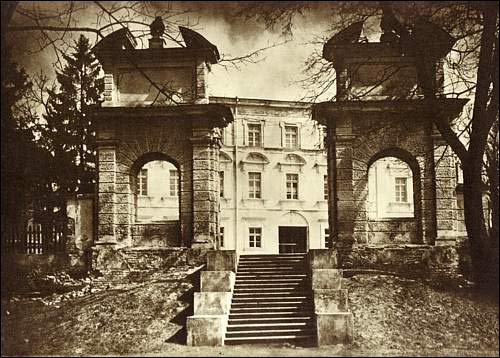 Brama i pałac na zdjęciu z lat 80. XIX w. Wilno. Pałac Sapiehów