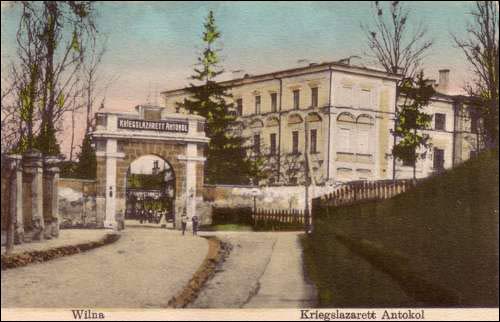 Brama południowa i szpital wojskowy w dawnym pałacu Sapiehów na pocztówce niemieckiej z 1916 r. Wilno. Pałac Sapiehów