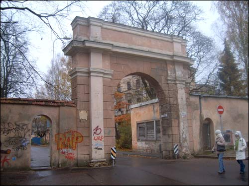 Brama południowa; za nią dawny pałac Sapiehów. Fot. 2006 r. Wilno. Pałac Sapiehów