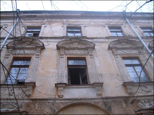 Pałac Sapiehów, fragment. Dekoracja fasady głównej. Fot. 2006 r. Wilno. Pałac Sapiehów