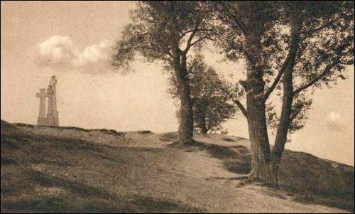  -  Гора Трёх Крестов. Монумент на открытке 1930-х гг.