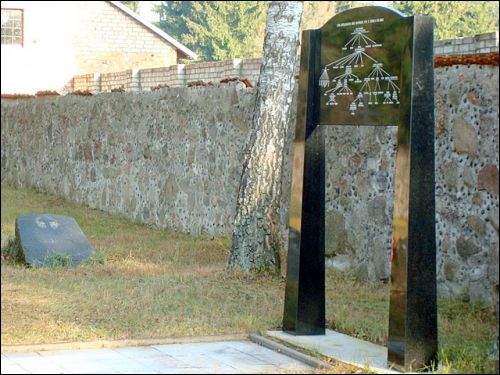 Jaszuny |  Cmentarz rodzinny Balińskich. W obrębie cmentarza tablica z drzewem genealogicznym rodziny Balińskich