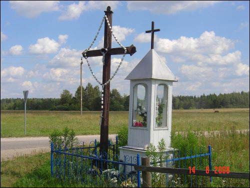  - We wsi . Kapliczka na skraju wsi