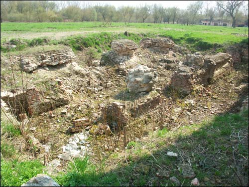  - Kościół Niepokalanego Poczęcia NMP i klasztor Bernardynek. Fragmenty murów