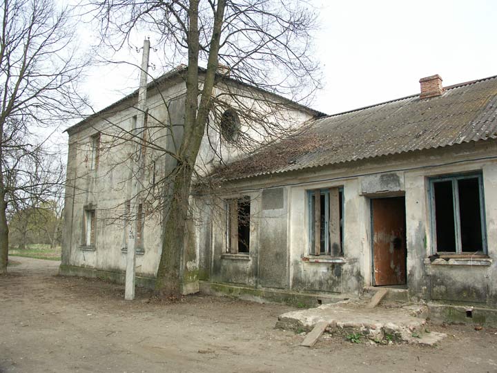  - Zespół dworsko-parkowy Rothów. Dwór. Od czasu nieszczęśliwego wypadku, gdy w domu zginęła kobieta, lewa część stoi zamknięta