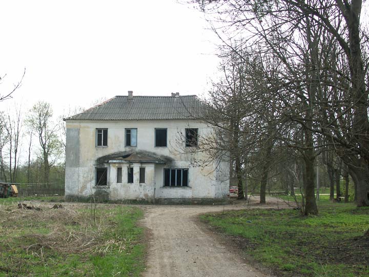  - Zespół dworsko-parkowy Rothów. Dwór Rothów, fasada główna