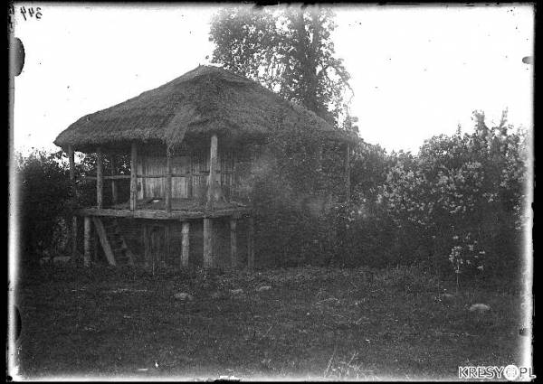  - Dwór . Budynek gospodarczy.<br>Z archiwum Instytutu Sztuki Polskiej Akademii Nauk (IS PAN R0000026046)