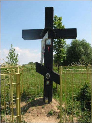 3-х мятровы дубовы крыж на месцы алтара Свята-Мікольскага храма. Усталяваны з благаславення а. Сцяфана (Нешчарэта), настаяцеля Свята-Пакроўскай царквы в. Карма (цяпер - епіскапа Тураўскага і Мазырскага) улетку 1991 года. Агародня-Гомельская. Царква Святога Мікалая