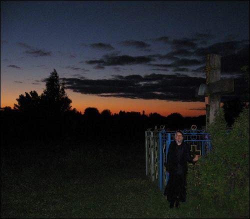 Я каля крыжа на месцы былога Свята-Мікольскага храма. Вечар. Пачатак ліпеня 2006 Агародня-Гомельская. Царква Святога Мікалая