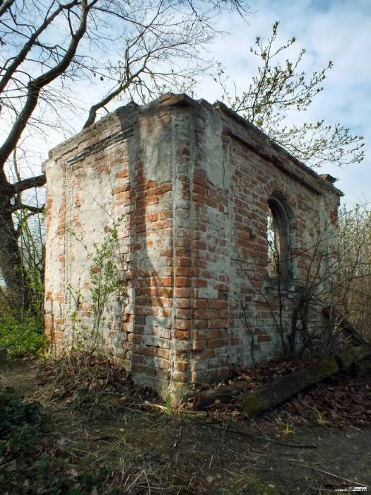  - Царква Покрыва Прасвятой Багародзіцы. Капліца-пахавальня першага дырэктара Белавежскай пушчы Троіцкага размешчаная недалёка ад знішчанай царквы.
