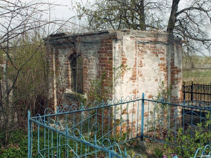  - Царква Покрыва Прасвятой Багародзіцы. Капліца-пахавальня першага дырэктара Белавежскай пушчы Троіцкага размешчаная недалёка ад знішчанай царквы.