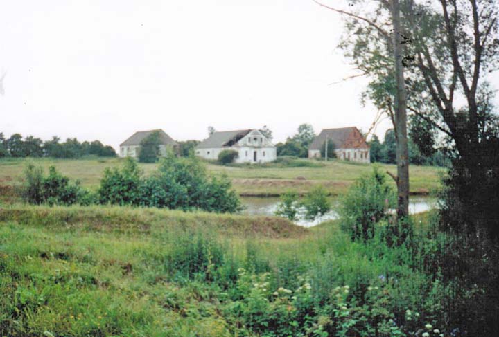 Ostaszyn |  Dwór Grabowskich / Żywickich (Ostaszyn Murowany). Po zniszczeniach ostatniej wojny, kołchoz odbudował budynki dworskie niższe o jedno piętro z przeznaczeniem na magazyny. Budynek (pierwszy z lewej, trochę cofnięty od pozostałych) to tak zwana 