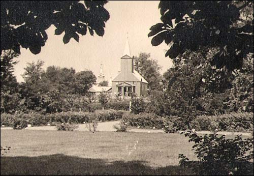  - Церковь Святой Троицы. Погляд на касьцёл ад сядзібы. Здымак 1936 г. (з архіву Ротаў)