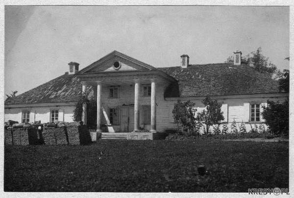 Сядзібны дом Карповічаў у Чамброве. Здымак A.Wisłocki.<br>Фота з архіву Інстытута Мастацтва Польскай Акадэміі Навук (IS PAN R0000026390) Чамброва. Сядзіба Карповічаў