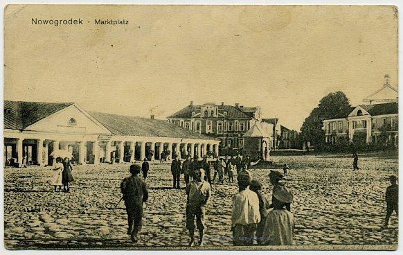  - Горад на старых паштоўках . На заднім пляне паштоўкі па цэнтры відаць будынак, пастаўлены ў 20 ст. на падмурках разбуранай ратушы і часткова зь яе муроў. Будынак не захаваўся, цяпер на гэтым месцы крама 