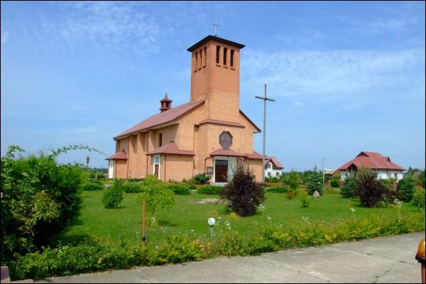 Widok od południowego-wschodu. Lato 2009 Ostryna. Ulice miasteczka