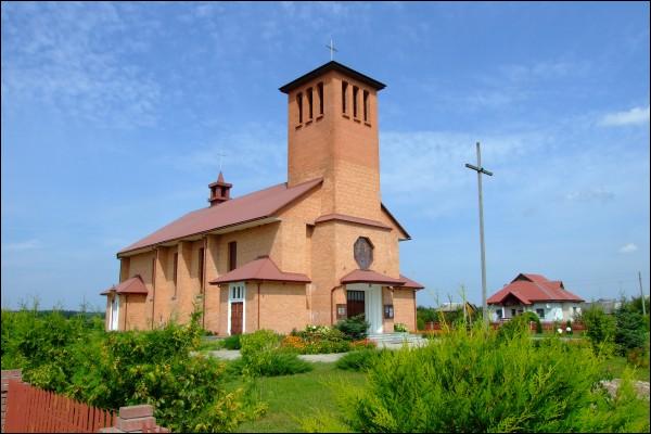 Nowy kościół św. Teresy od Dzieciątka Jezus w Ostrynie Ostryna. Ulice miasteczka