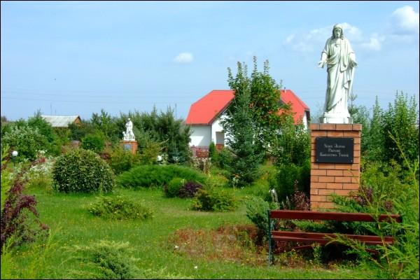 Na dziedzińcu kościoła. Lato 2009 Ostryna. Ulice miasteczka