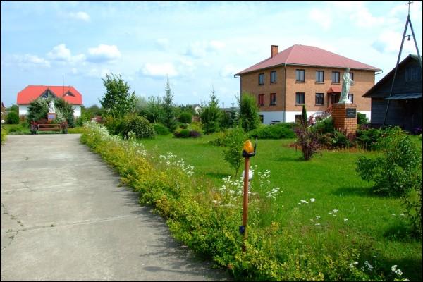 Na dziedzińcu kościoła. Lato 2009 Ostryna. Ulice miasteczka