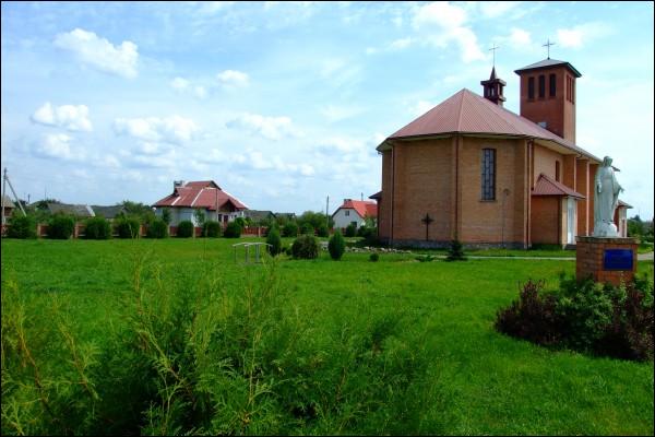 Widok od strony zachodniej. Lato 2009 Ostryna. Ulice miasteczka