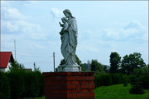 Na dziedzińcu kościoła. Lato 2009 Ostryna. Ulice miasteczka