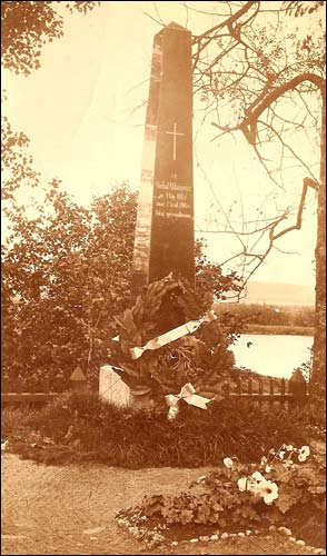  - Сядзіба . Помнік на магіле Міхала і Паўліны Абламовіч ў прысядзібным парку, здымак да 1939 г.