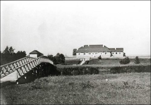  -  Dom Wypoczynkowy. Tył Domu z kładką prowadzącą na drugi brzeg Gawii, gdzie znajdował się pierwszy w przedwojennej Polsce rezerwat bobrów