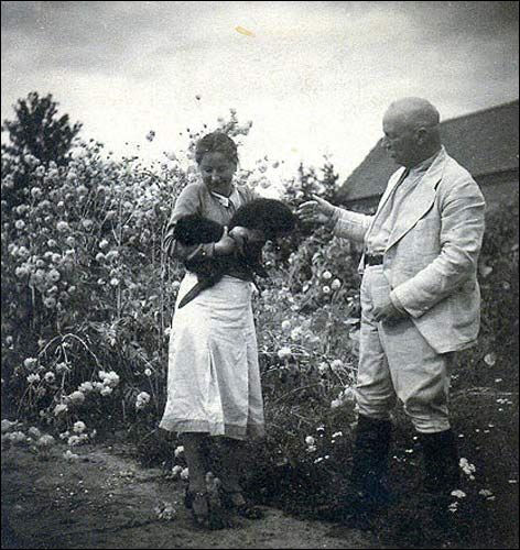  -  Dom Wypoczynkowy. Zygmunt Ruszczyc (członek Zarządu Fundacji Umiastowskich, wiceprezes Wileńskiego Towarzystwa Rolniczego) i Zofia Buynowska (inżynier rolnik zatrudniona w majątku) z młodymi bobrami