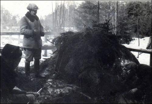  -  Dom Wypoczynkowy. Henryk O. Gruner z pomocnikami przy bobrowym żeremiu (oryginalne opisy pierwszej w przedwojennej Polsce hodowli bobrów w Żemłosławiu i gospodarki leśnej majątku, można przeczytać w książce pt. 'Żemłosław')