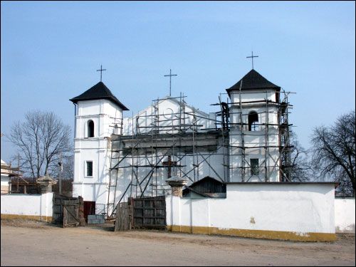  - Kościół Św. Trójcy. Fasada główna w czasie remontu