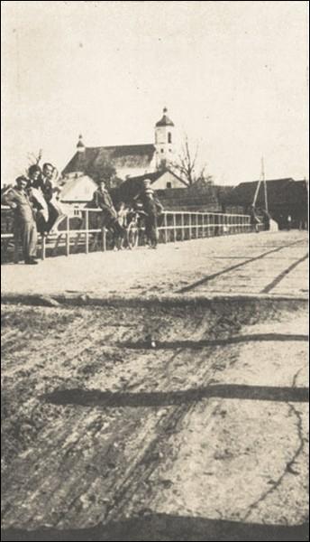  - Kościół Św. Trójcy. Widok na kościół św.Trójcy z mostu na rzece Łań.