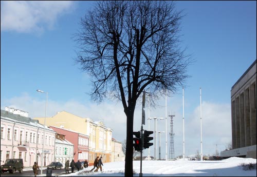 - Kościół i klasztor Dominikanów. Niezabudowana przestrzeń pomiędzy obiektami z XVIII i XIX wieku i Pałacem Republiki  miejsce, gdzie stał kościół i klasztor. Fundamenty dawnej zabudowy pod budynkiem Pałacu