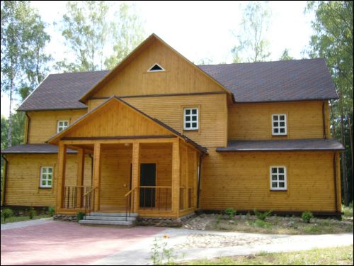 Dzierżynów |  Folwark . Taki domek zbudowano w 2004 r za środki KDB