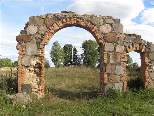 Resztki bramy kościelnej i krzyż w miejscu prezbiterium Oborek (Połoczany). Kościół Wniebowzięcia NMP i św. Rocha